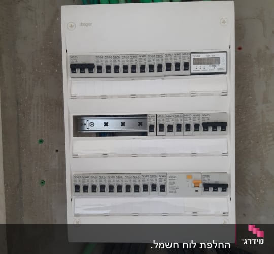 לוח חשמל עם מפסקים וחוטים ירוקים
